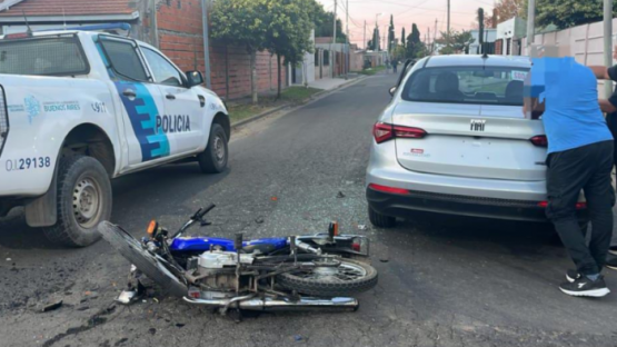 San Nicolás: Adolescente de 17 años herido tras un choque entre moto y auto