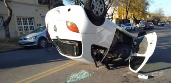 Impactante accidente en Pergamino: un auto volcó por una falla mecánica, sin heridos
