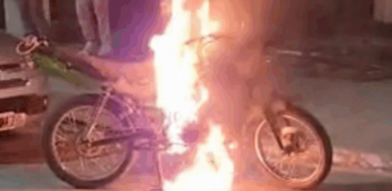 Prendió fuego su moto para evitar que la Policía se la secuestrara