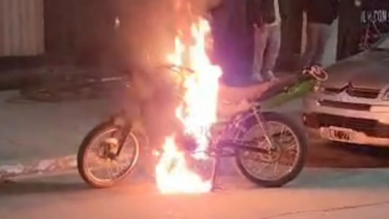 San Nicolás: Lo frenaron en un control y prendió fuego su moto para evitar el secuestro