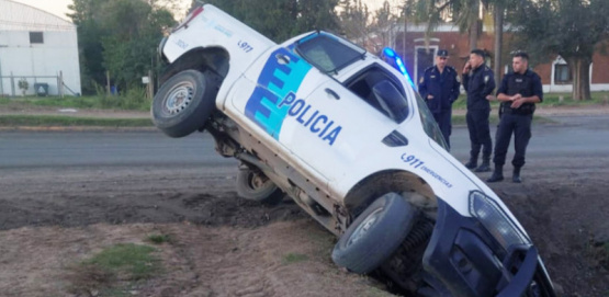 Patrullero de la Policía de San Pedro cae en una zanja en Las Amalias: Afortunadamente, no hay heridos