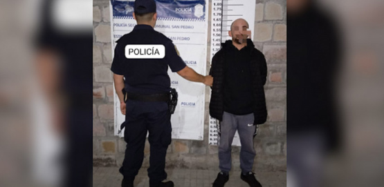 Escándalo en San Pedro: un hombre golpeó y amenazó de muerte a su primo frente a una comisaría