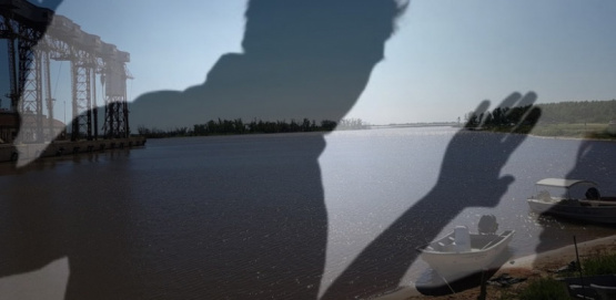 Mujer escapó de un marido violento en las islas y exige justicia para recuperar a sus hijas
