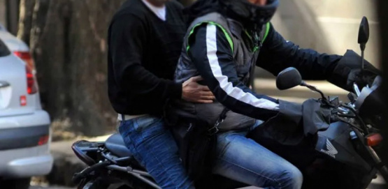 Violento robo a una jubilada de 73 años: motochorros la arrinconaron en plena calle y le robaron todo