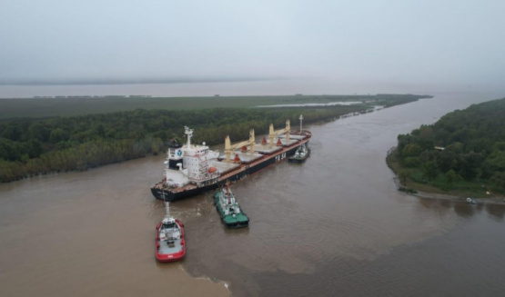 Informe oficial revela que cambio en la corriente acumuló sedimentos récord y dejó varado al Yasa Tokyo en Puerto San Pedro