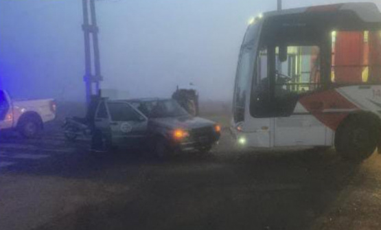 Grave accidente entre un colectivo y un remis en zona oeste: una mujer fue hospitalizada