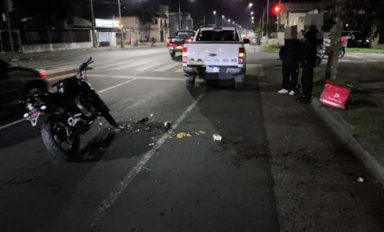 Grave accidente en San Nicolás: un joven de 19 años sufrió fractura de tabique tras chocar con una camioneta