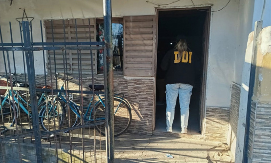 Allanan la casa de un sospechoso del violento asalto a un taxista: buscan a sus cómplices y el auto robado