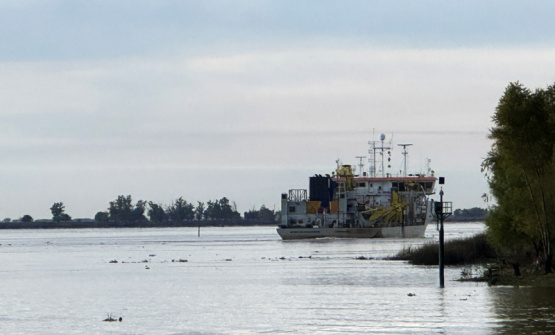Jan de Nul inicia el dragado para recuperar la operatividad del canal de acceso en San Pedro