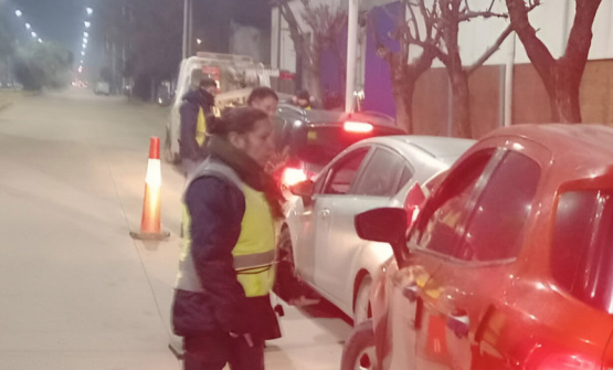 Secuestran un auto por alcoholemia positiva y una moto sin papeles durante controles nocturnos en la ciudad