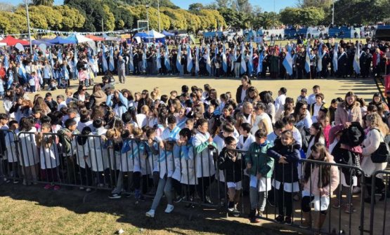 Alumnos de Ramallo renovaron su compromiso con la bandera en emotiva ceremonia