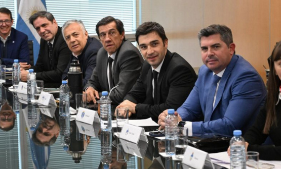 Gobernadores desafían a Milei por $2,3 billones: reclaman coparticipar el impuesto a los combustibles y los ATN