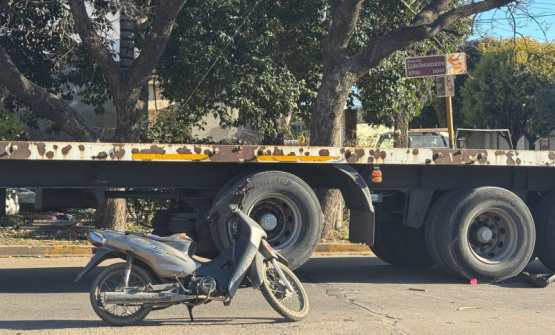 Trasladan de urgencia a Sarandí a la mujer que chocó en moto con un camión en San Pedro