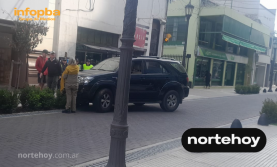 Una mujer se descompensó al volante y terminó sobre la vereda en pleno centro