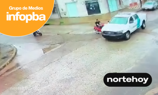 VIDEO: Impactante choque entre una moto y un patrullero, el conductor sigue en terapia intensiva