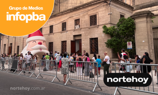 Papá Noel y el Grinch llenaron de alegría el Teatro San Nicolás en un encuentro navideño multitudinario
